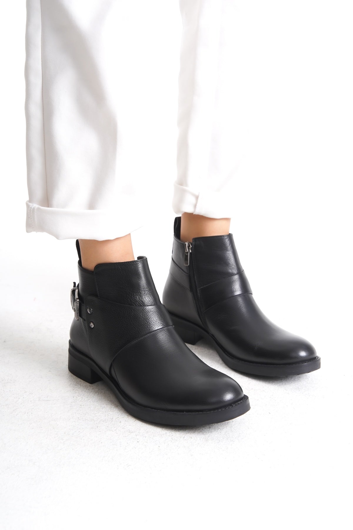 %100 Deri Kadın Topuklu Bot – El İşçiliği, Şık & Uzun Ömürlü Siyah Bot