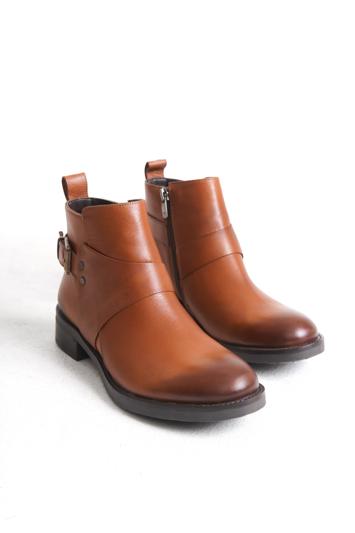 %100 Deri Kadın Topuklu Bot – El İşçiliği, Şık & Uzun Ömürlü Siyah Bot