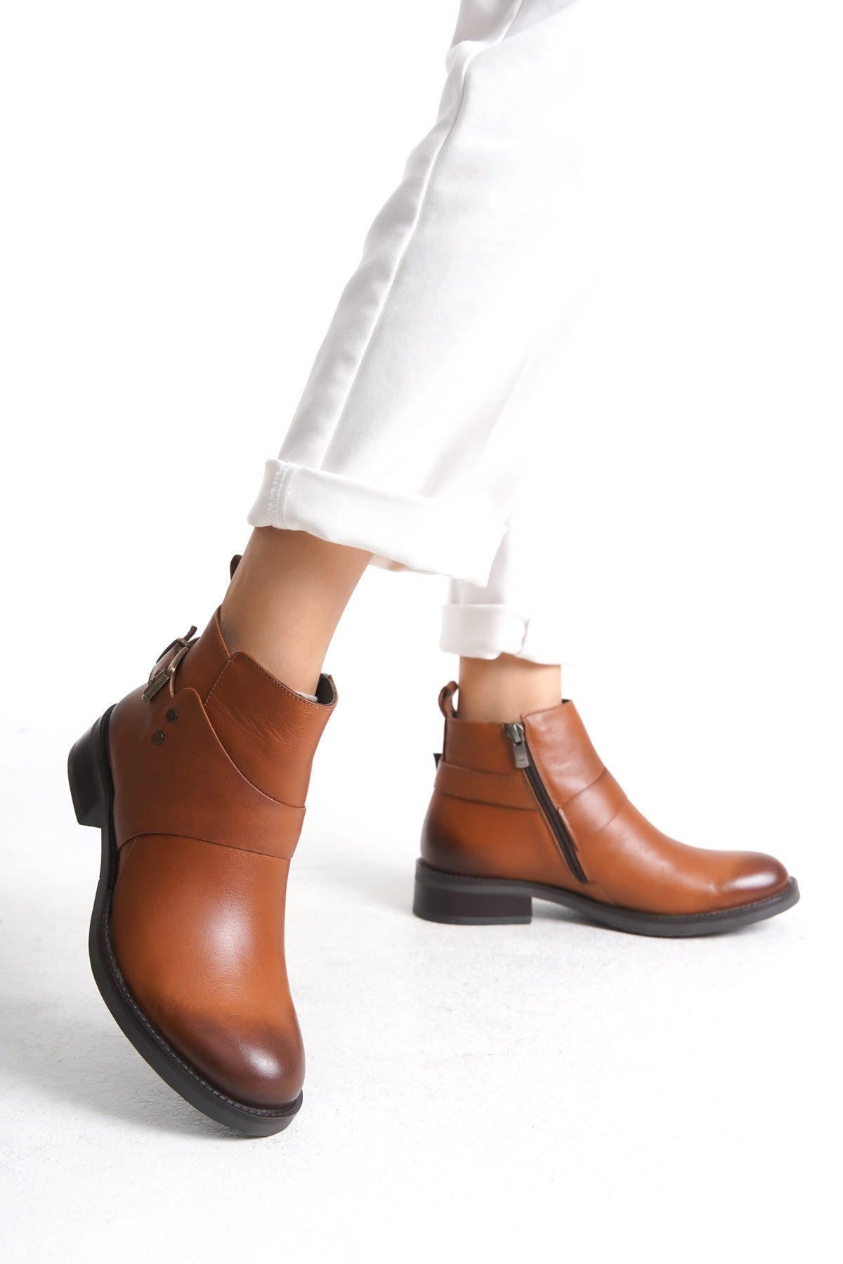 %100 Deri Kadın Topuklu Bot – El İşçiliği, Şık & Uzun Ömürlü Siyah Bot