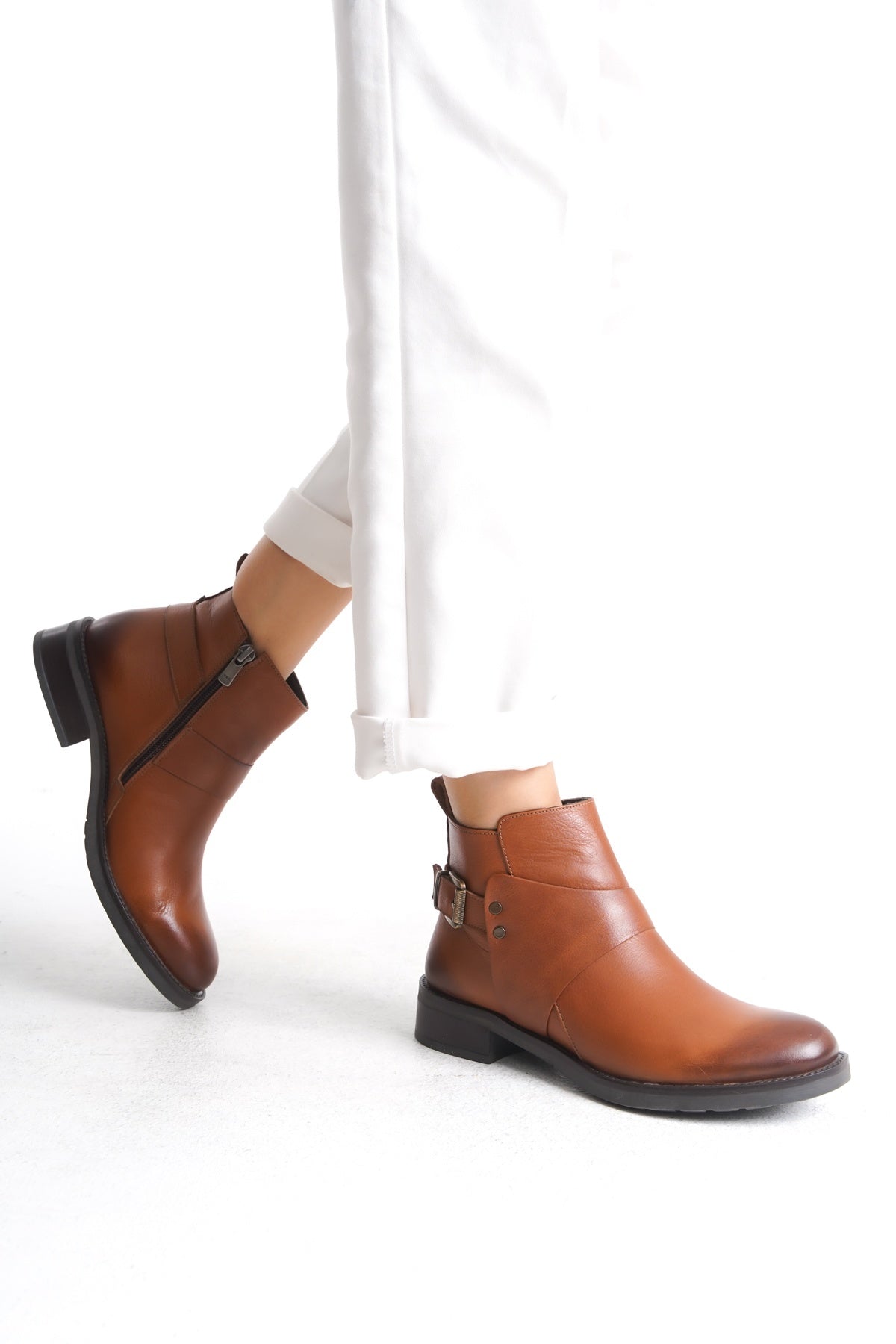 %100 Deri Kadın Topuklu Bot – El İşçiliği, Şık & Uzun Ömürlü Siyah Bot