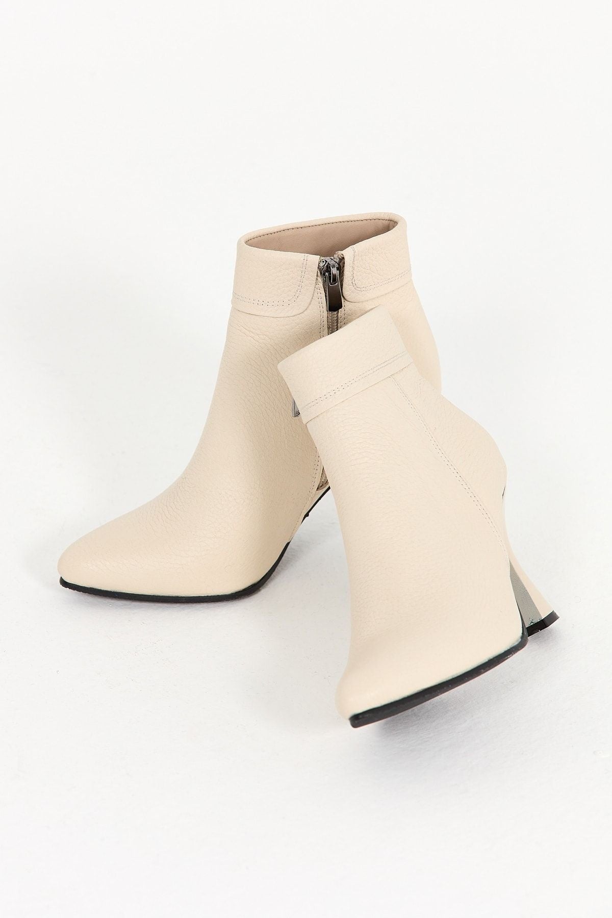 Kadın Hakiki Deri Topuklu Bot – El Yapımı, Şık Tasarım Siyah Bot | OBEN AYAKKABI